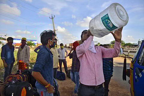 Migrant labourers from UP on NH-16 on the outskirts of Chennai. (Photo | Debadatta Mallick, EPS)