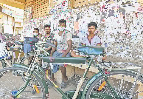 Migrant workers who started their journey from Puducherry to Odisha on Wednesday, taking rest at a bus shelter in Red Hills at Chennai on Friday | SHIBA PRASAD SAHU