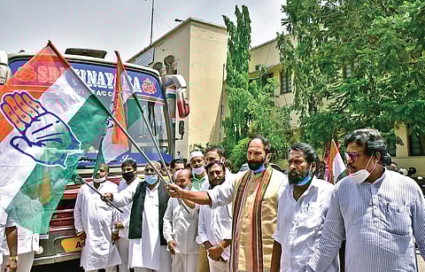 TPCC president Uttam Kumar Reddy flags off buses, arranged by the Congress party for migrant workers to return to their native places in Odisha and other States, during the extended lockdown in Hyderabad on Wednesday  | Vinay Madapu