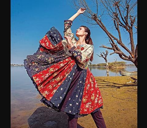 One of Vrisá's models