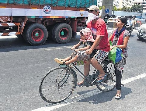 The migrants from Odisha in Vijayawada on Sunday. (Photo| P Ravindra Babu, EPS)