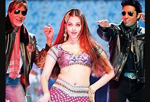 A scene from the famous song 'Kaja ra re' in the movie Bunty aur Bubli starring Amitabh, Abhishek Bachchan and for this song Aishwarya Rai. (YouTube Screengrab)