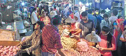 People thronging Koyambedu vegetable market without social distancing, ahead of the four-day intense lockdown on April 25  | Martin Louis