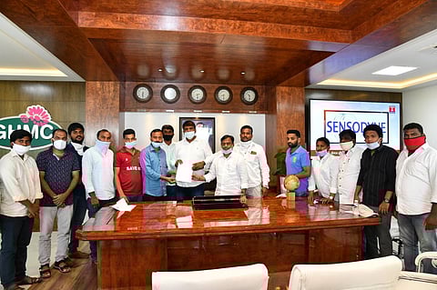 Osmania University Student Associations under the leadership of Kedar Swamy Yadav met GHMC Mayor Bonthu Rammohan on Saturday evening and submitted a representation to him requesting him to protect Osmania University lands.