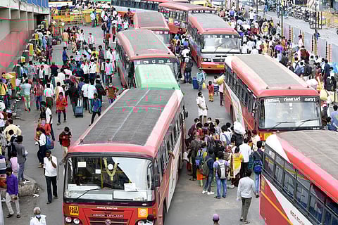 Labourers leave for their natives from Majestic busstand in Bengaluru. (Photo | Nagaraja Gadekal P/EPS)