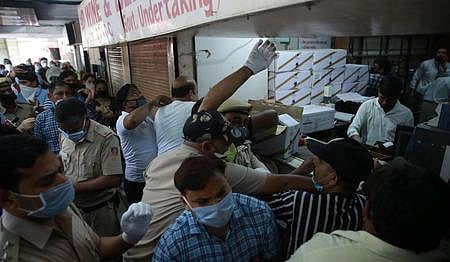 Huge crowds seen outside a liquor shop at Vasant Vihar in New Delhi. (FIle photo| Shekhar Yadav, EPS)