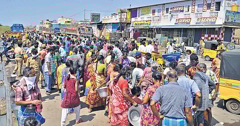 Social distancing norms thrown to the wind at the makeshift fish market in Royapuram | Debadatta Mallick