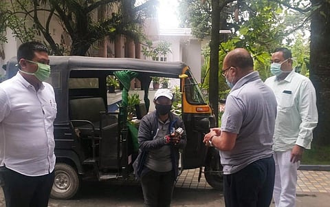 Manipur Chief Minister N Biren Singh presenting cash reward to Laibi Oinam (Photo | EPS)