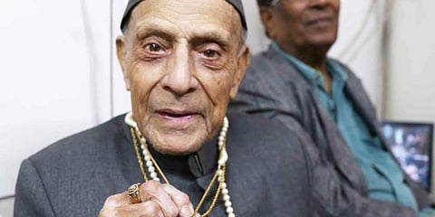 Veteran Urdu poet Anand Mohan Zutshi 'Gulzar' Dehlvi passed away. (Photo | Twitter@thedelhiwalla)