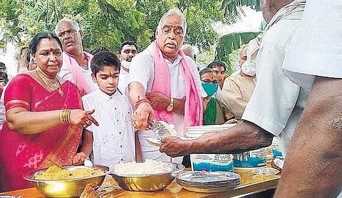 MLA Koneru Konappa and his family distribute food to the needy in Kagaznagar