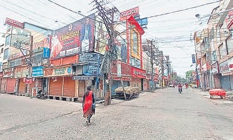 Besant Road in Vijayawada wears a deserted look following imposition of curbs till June 30 I P RAVINDRA BABU