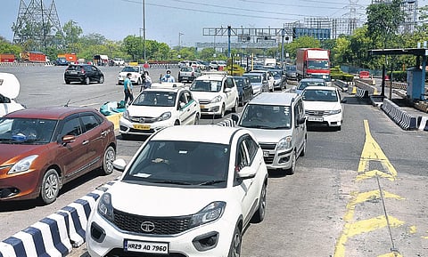 A traffic jam at Delhi-UP border as Noida continues to keep its border sealed (Photo | Parveen Negi, EPS)