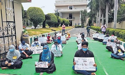 Doctors stage a protest at NTRUHS in Vijayawada. (Photo | Prasant Madugula, EPS)