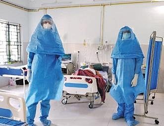 KIMS doctors with a patient who recovered through plasma therapy