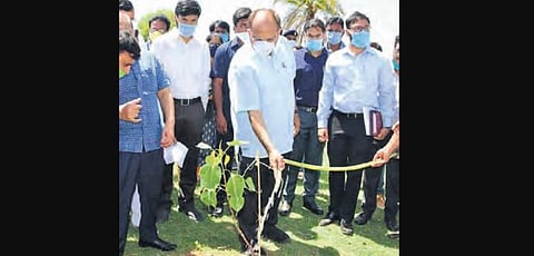Somesh Kumar visited Tirmanpalli and Gargula villages in Kamareddy district. He inspected Mission Bhagiratha taps, construction of Rythu Vedika and others works in these villages.