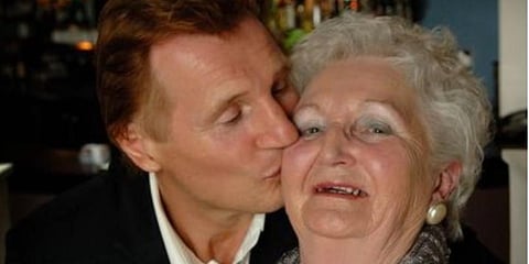 Liam Neeson with his mother Kitty (Twitter Photo)