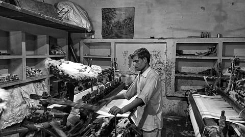 A Khes weaver working in his loom in Uttar Pradesh's Khurja. (Photo|Shashank Gupta)