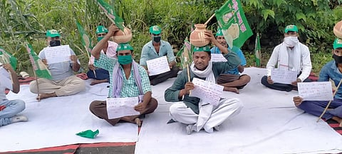 RJD leaders take out matka march to protest rape of 15-year-old girl. ( Photo | EPS)