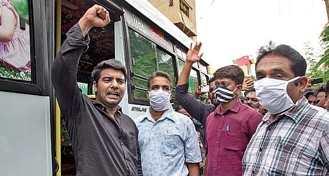 Surendra Natarajan, after surrundering to the the Crime Branch, garlanded Thanthai Periyar’s statue before boarding the van on Thursday | G pattabiraman