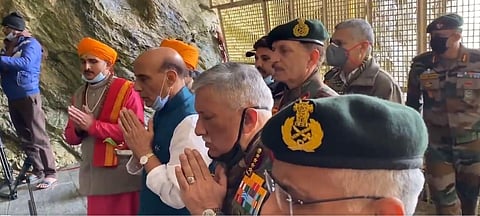 Defence Minister Rajnath Singh offers his prayers at Amarnath shrine. (Photo| Twitter)