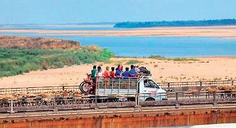 A migrant worker going back to the city to join work. (Photo| EPS)