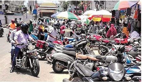 People ignore social distancing norms in front of Bhartia Tower in Cuttack. (File photo| EPS)