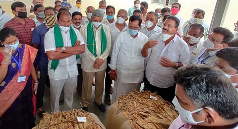AP State Co-operative Marketing Federation Limited (Markfed) officials on Wednesday participated in tobacco auction held at Ongole-2