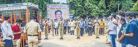 Police according guard of honour to legendary Ollywood actor Bijay Mohanty at Utkal Sangeet Mahavidyalaya in Bhubaneswar on Tuesday I Express