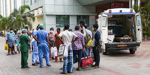 Patients are being shifted to a Covid care centre from Tiruchy's MGMGH. (Photo| MK Ashok Kumar, EPS)