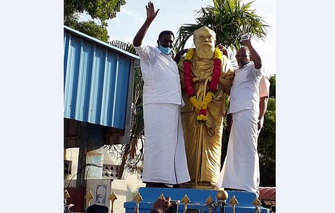 SK Vedarathinam (R) and DMK south Nagapattinam secretary N Gowthaman garlanding the statue of Dravidian icon EVR Periyar at Vedaranyam (Photo | EPS)