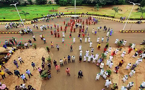 Doctors and Medical staff staged protest infront of the BIMS Admin block against overnight violance at the BIMS Hospital in Belagavi. (Photo | Ashishkrishna HP, EPS)