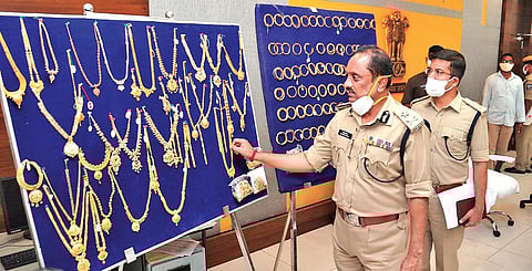 Vijayawada City Commissioner of Police B Sreenivasulu displays the recovered valuables — 7 kg of gold, 19 kg of silver and `42 lakh in cash — to the media | Express