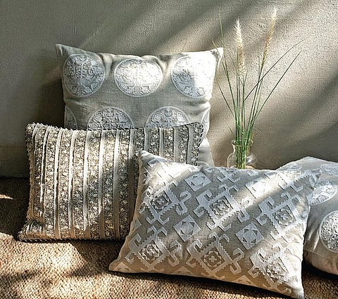 The materials used are fine handloom cotton, diaphanous Chanderis and ethereal muslins with delicate jamdani motifs deftly woven into the fabric. All of which are uplifted by hints of tonal embroidery, scalloping and crochet.