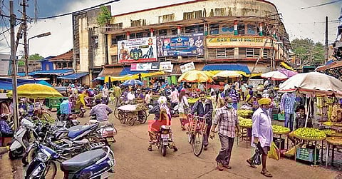 People gather in large numbers in the main market area of Ravivar Peth, Belagavi, to buy groceries before Sunday’s state-wide lockdown | Ashishkrishna HP