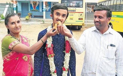 Mahesh G M of Kunigal in Tumakuru, with his parents, after he  scored 624 out of 625, falling short of just one mark | Express