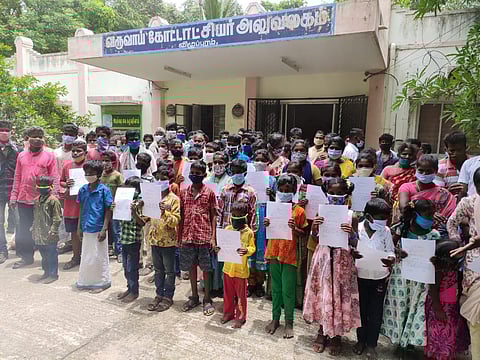 Irula girl resorts to sit-in at RDO office demanding community certificate
