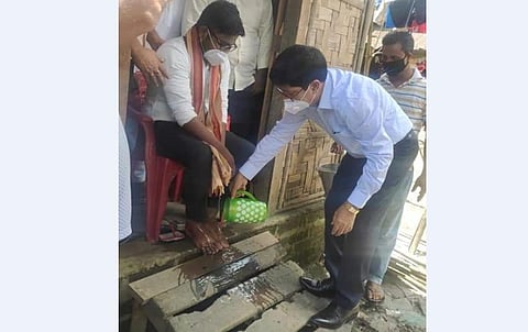 Assam Assembly Deputy Speaker Aminul Haque Laskar washing the feet of plasma donor Nabidul Islam Laskar (Photo | EPS)