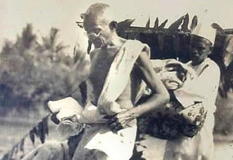Mahatma Gandhi at Udyavara enroute to Udupi in 1934, as part of ‘Harijan Tour’/ Picture courtesy: Ideal Studio, Udupi