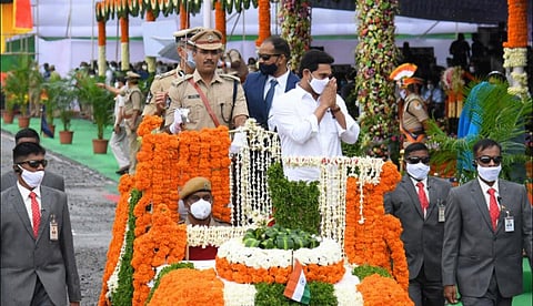 CM YS Jagan Mohan Reddy during Indepppendence Day celebrations at IGMC stadium in Vijayawada (Photo | EPS)