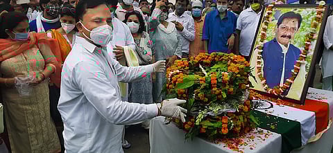 eople pay tribute to former cricketer and Uttar Pradesh Cabinet Minister Chetan Chauhan during his funeral in Hapur. (Photo | PTI)