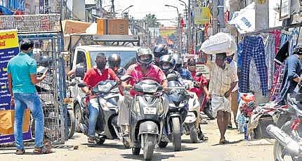 With just two weeks for Onam, Chalai market, one of the major wholesale markets in Thiruvananthapuram, is abuzz with activity despite an increase in Covid cases in the city