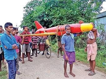 Fishermen carrying the UAV | Express