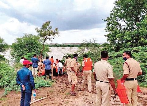 NDRF personnel search for missing people near Kurvakala village of Raichur taluk on Tuesday | Express
