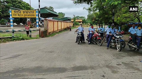 Police patrols in areas around Kharagpur as bi-weekly lockdown is being observed to contain COVID-19 (Photo | ANI)