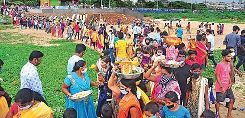 Devotees bring idols for immersion after Ganesh Chaturthi at Pedajalaripeta in Visakhapatnam on Sunday | G Satyanarayana