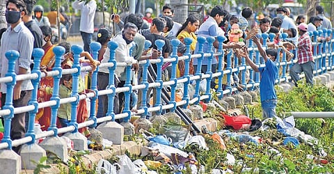 Devotees throng Hussainsagar lake to immerse Ganesha idols in Hyderabad on Monday | S SENBAGAPANDIYAN