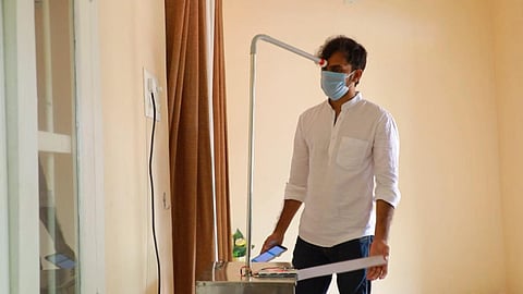 Rizwin Azeez demonstaring the device. (Photo | Express)