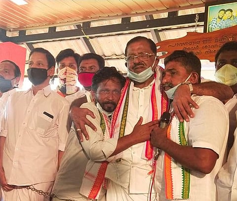 Rajmohan Unnithan, MP, (centre) with Krishnan (left) and Sathyanarayanan, fathers of the slain Youth Cong workers