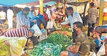 People violating social distancing norms at a  vegetable market in Dhenkanal