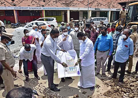Deputy Chief Minister O Paneerselvam inspecting the construction work at Koyambedu market. (Photo | P Jawahar, EPS)
